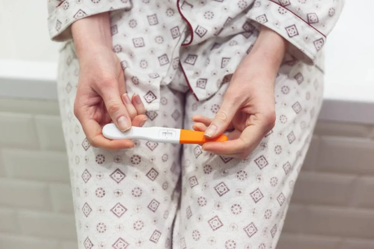 صورة لسيدة تتعجل الفحص