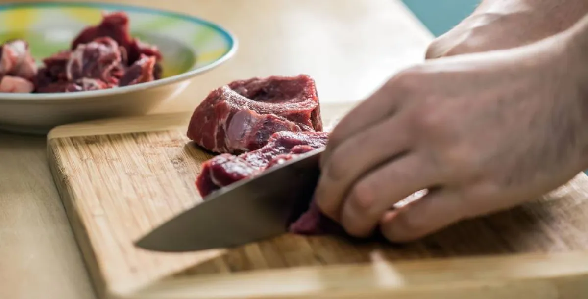 كيفيّة التخلص من رائحة اللحم داخل المطبخ؟