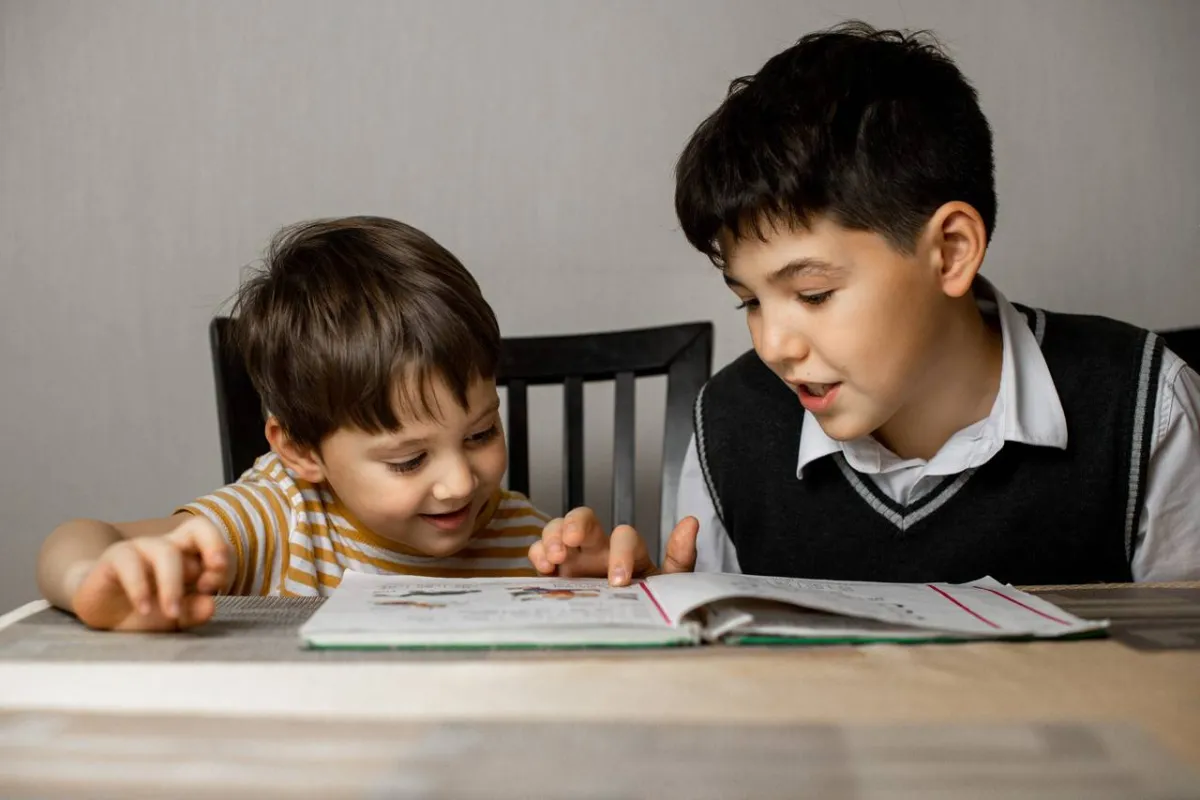 صورة لأخوين