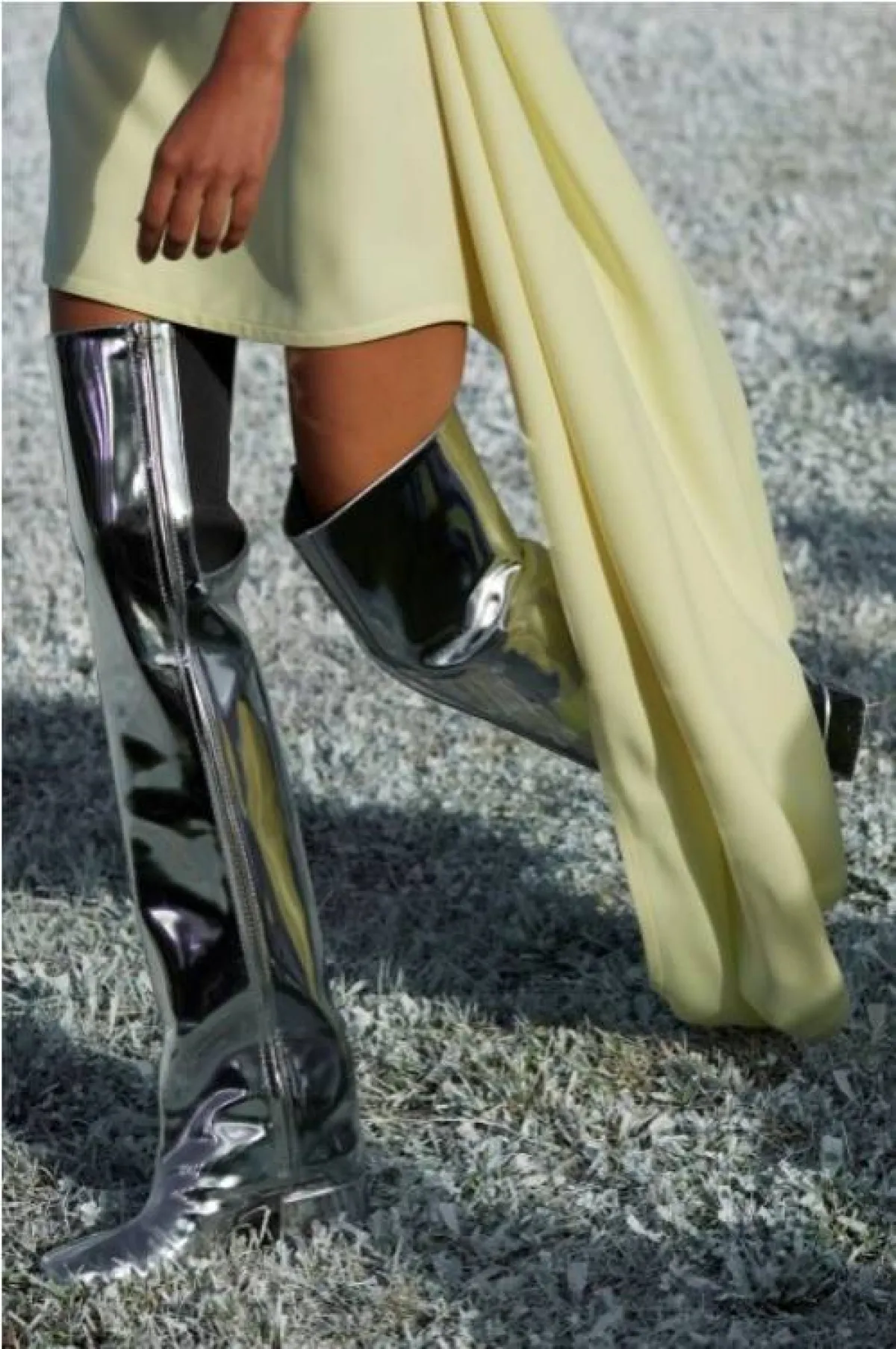 جزمة فوق الركبة من كوريج  Courreges