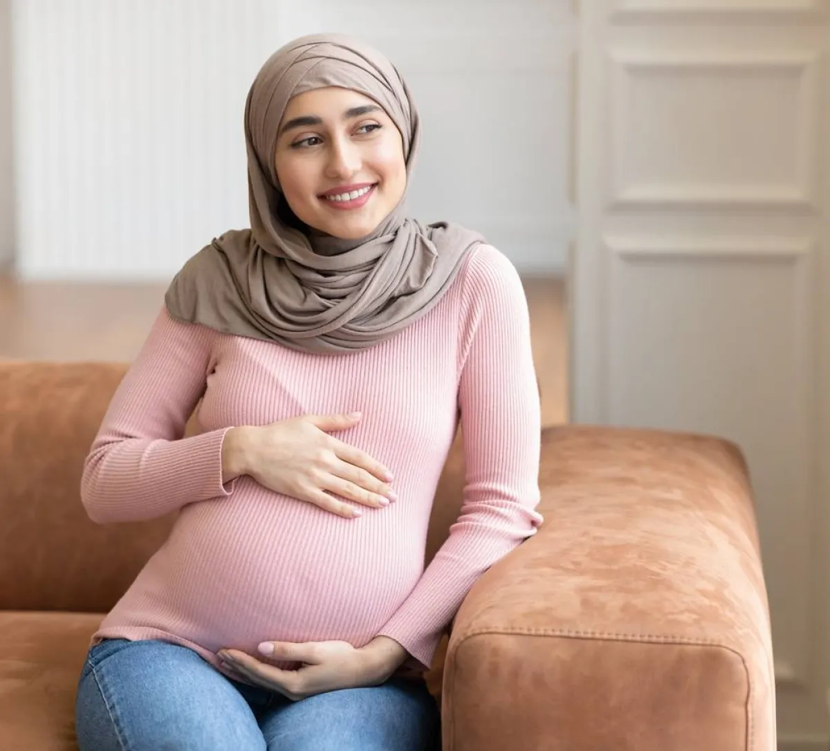 صورة لحامل تستمتع بحملها وصيامها