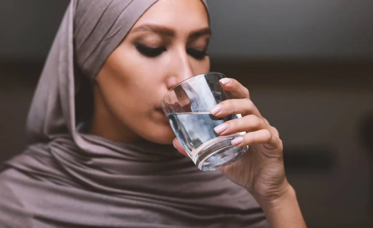 صورة لامرأة تشرب الماء