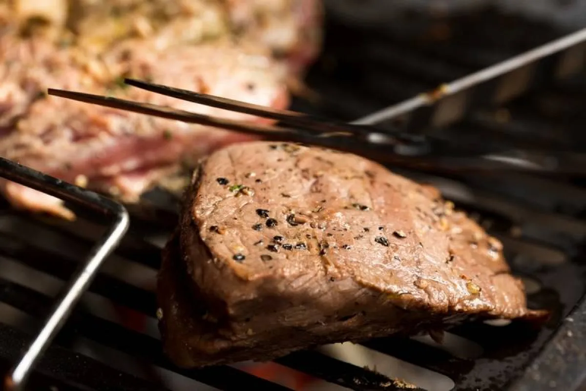 خطوات منزلية للتخلّص من رائحة اللحم في المطبخ