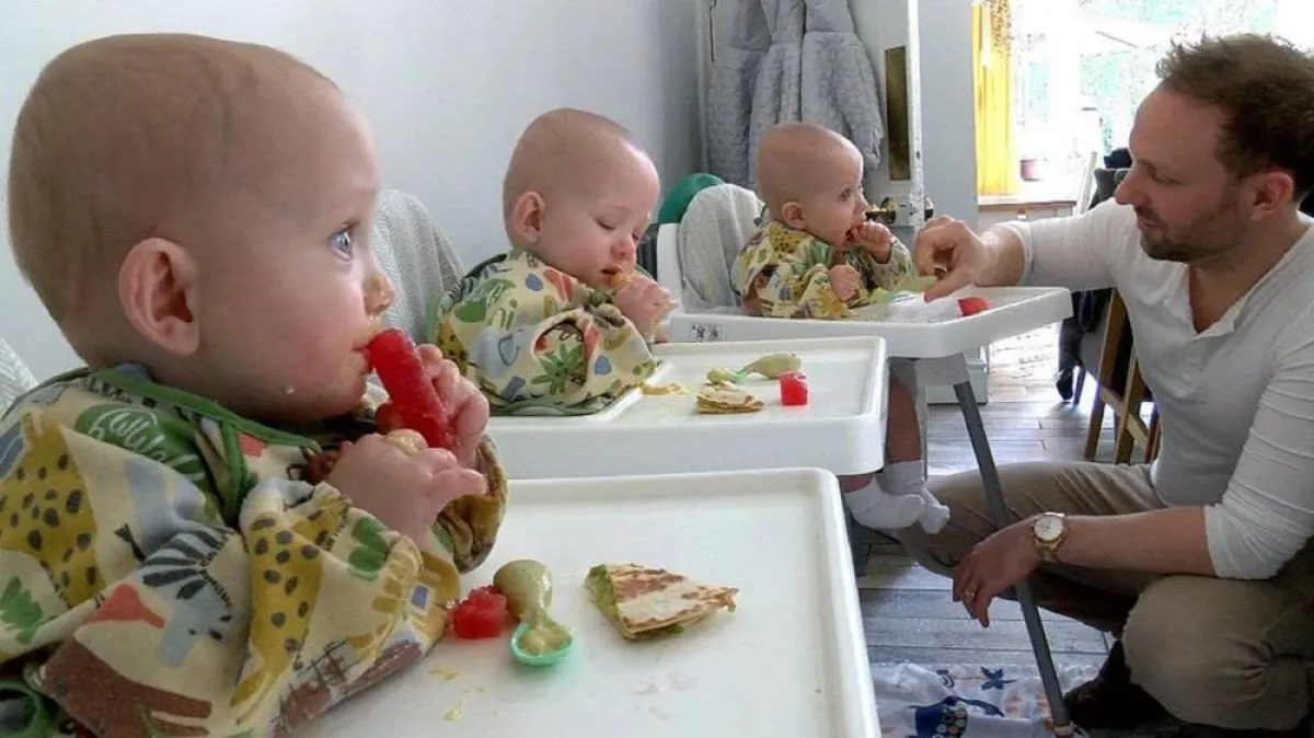 التوائم الثلاثة ووالدهم