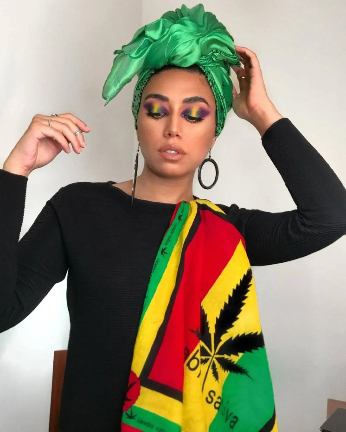 مي إبراهيم ببلوزة سوداء وتوربان أخضر