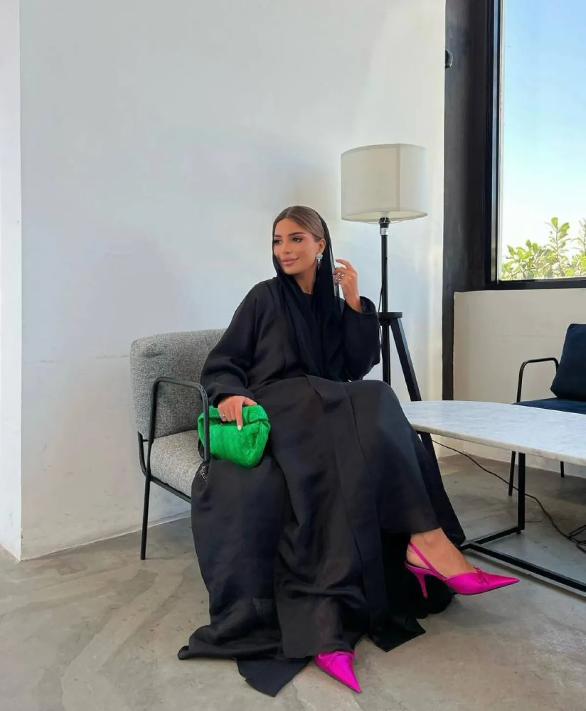 فاطمة حسام بعباءة سوداء وحقيبة باللون الأخضر