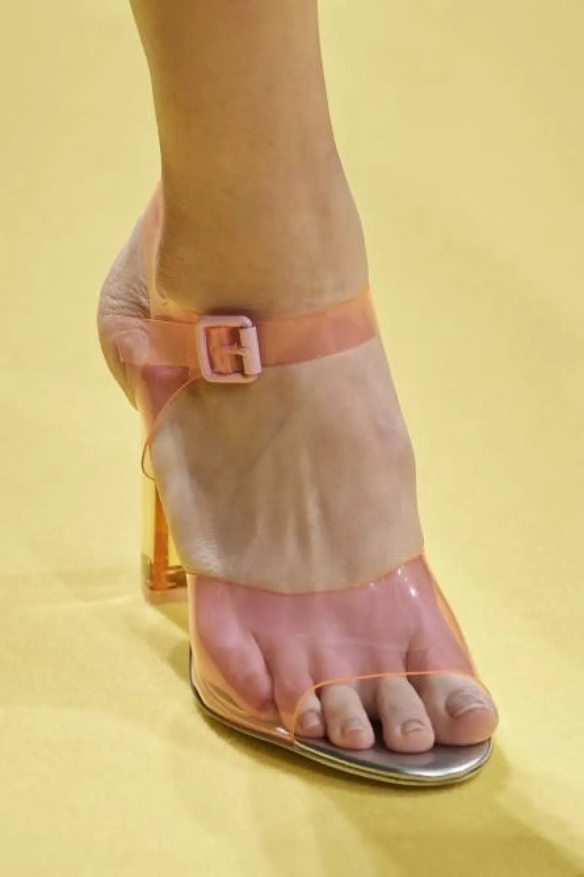 صندل باللون النيود من Hui