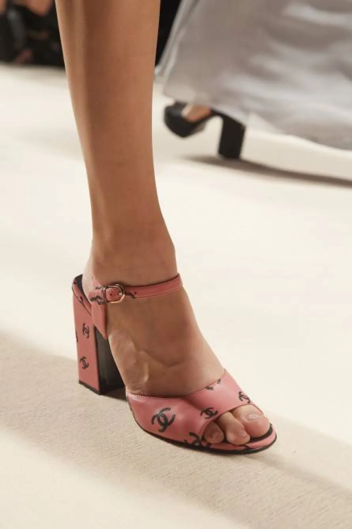 صندل باللون الوردي النيود من شانيل Chanel