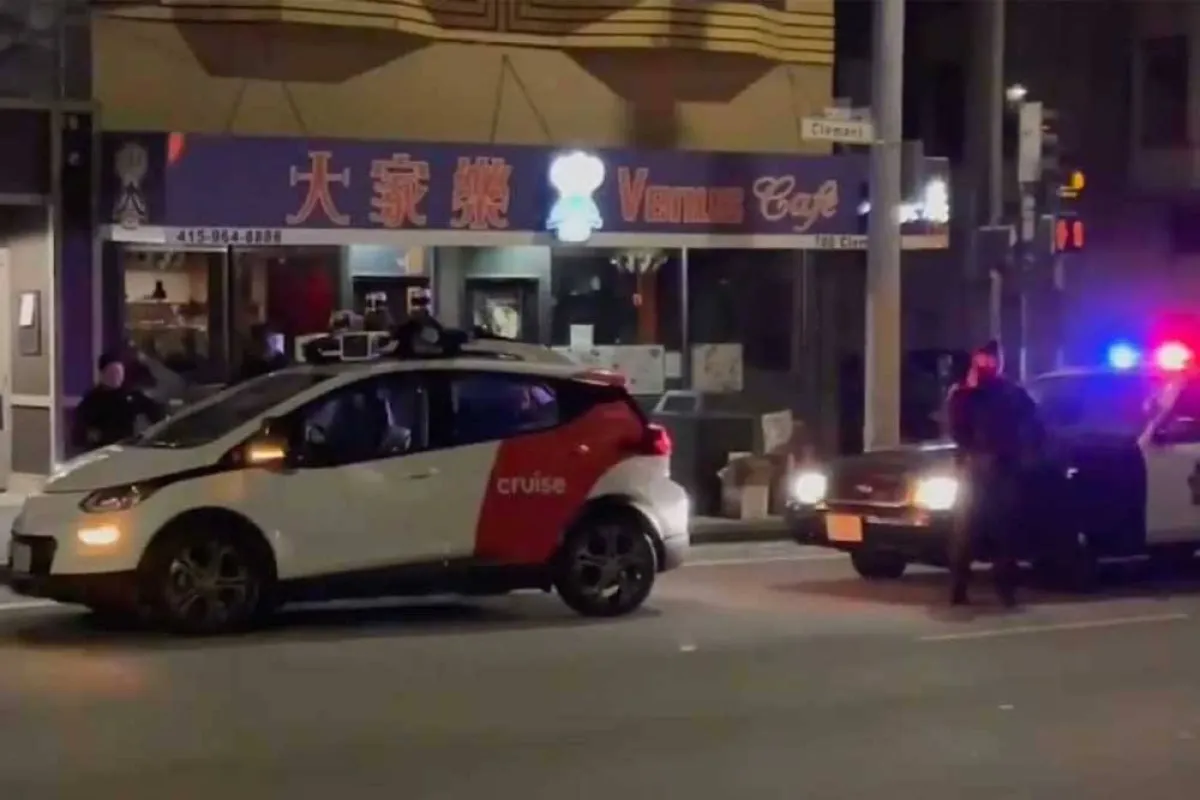 بالفيديو: شرطة سان فرانسيسكو توقف سيارة ولا تجد أحداً بداخلها