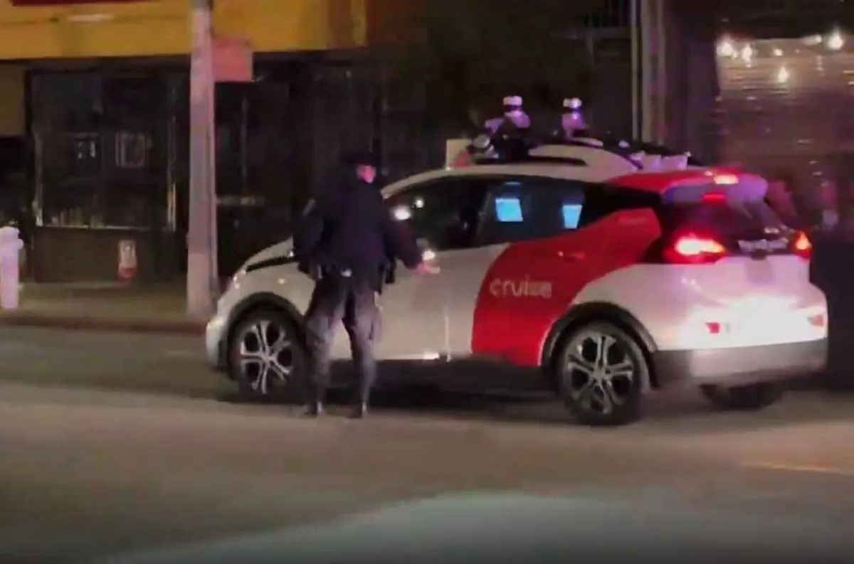 بالفيديو: شرطة سان فرانسيسكو توقف سيارة ولا تجد أحداً بداخلها