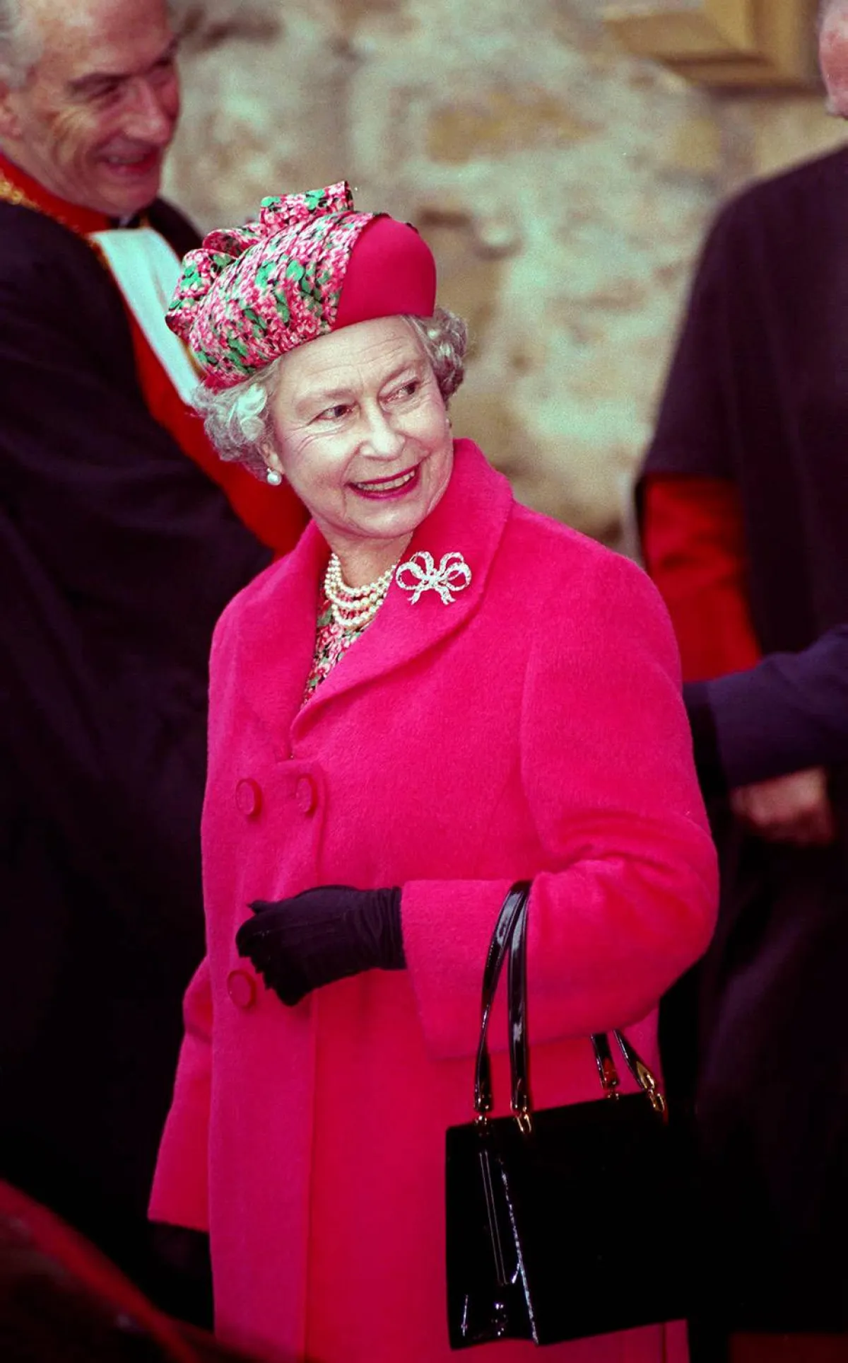 الملكة تحمل الحقيبة عام 1995- الصورة من موقع People