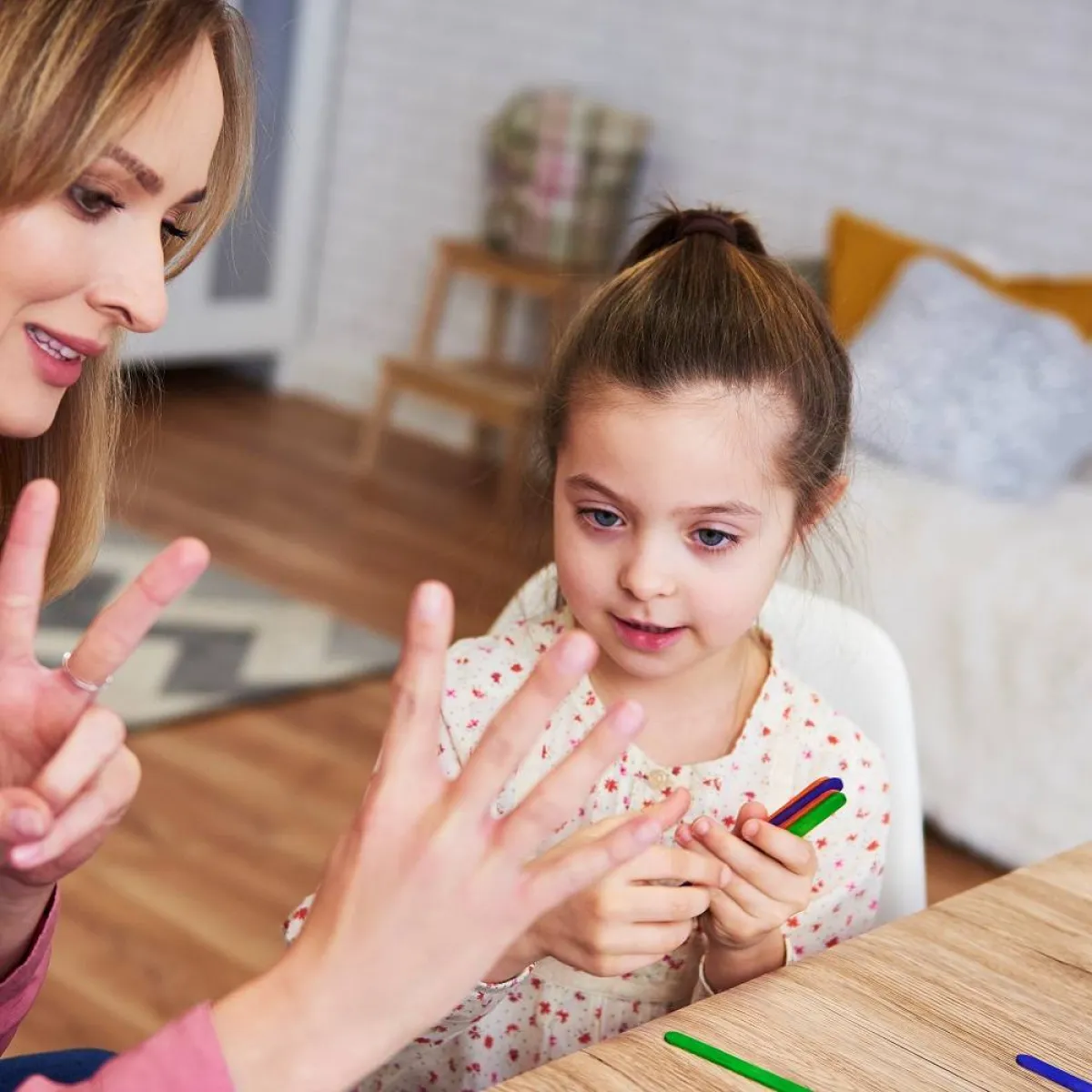 صورة لطفلة ومعلمتها