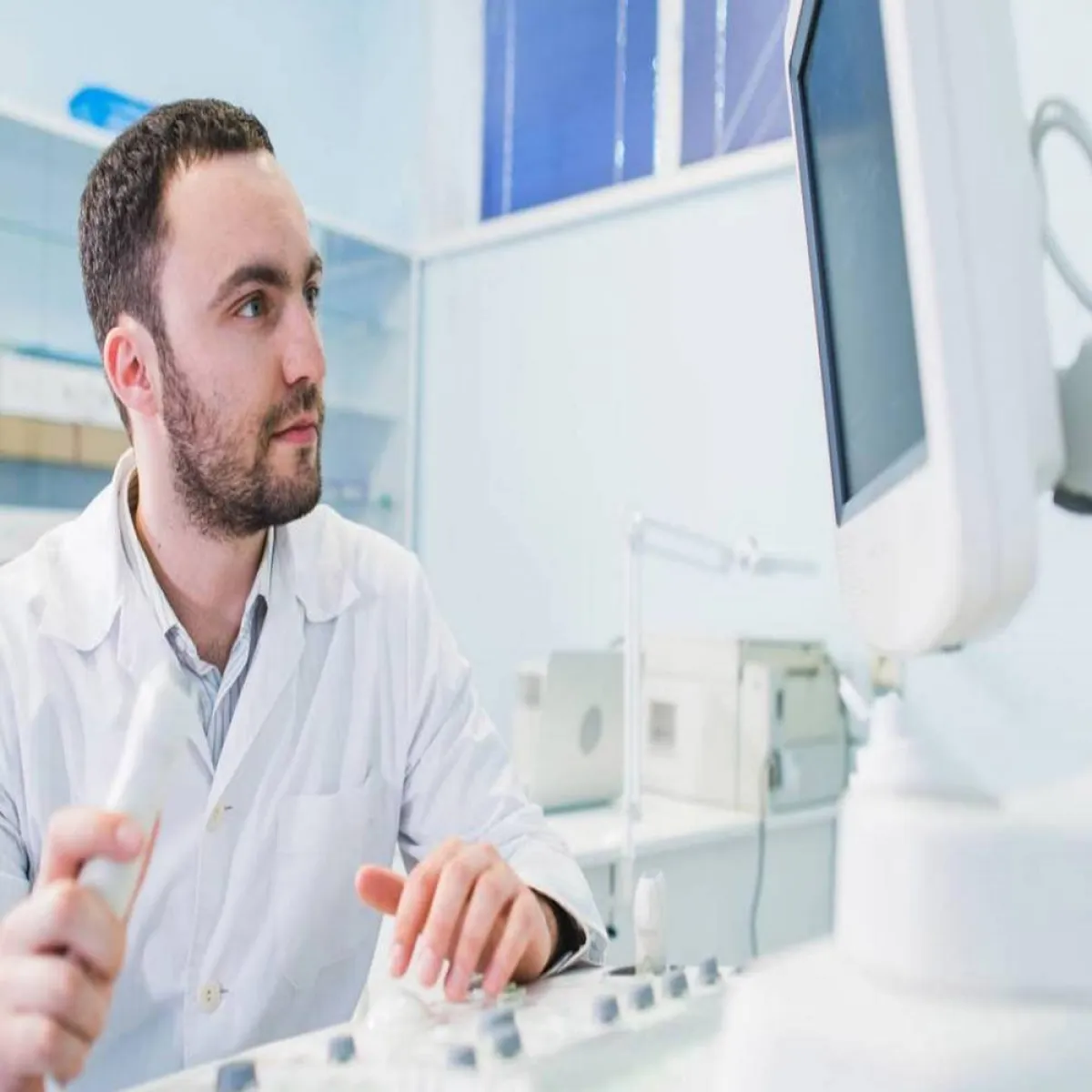 صورة لطبيب يقوم بتشخيص عدوى الخميرة