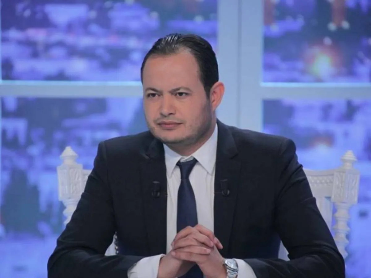 سمير  الوافي  أثناء تقديمه أحد برامجه التلفزيونية- الصورة من حسابه على الفيس بوك