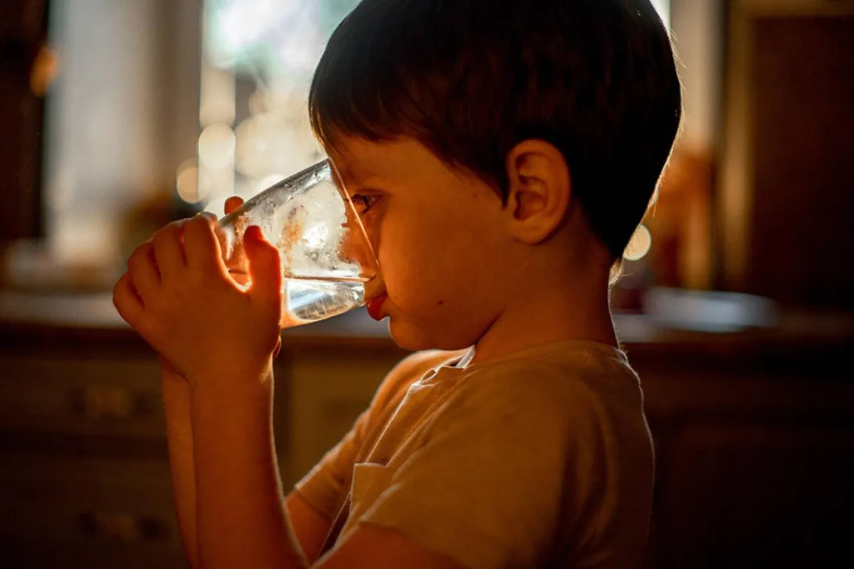 صورة لطفل يشرب السوائل ليلاً