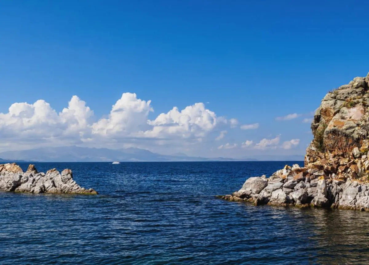 بحيرة تيتيكاكا في بوليفيا