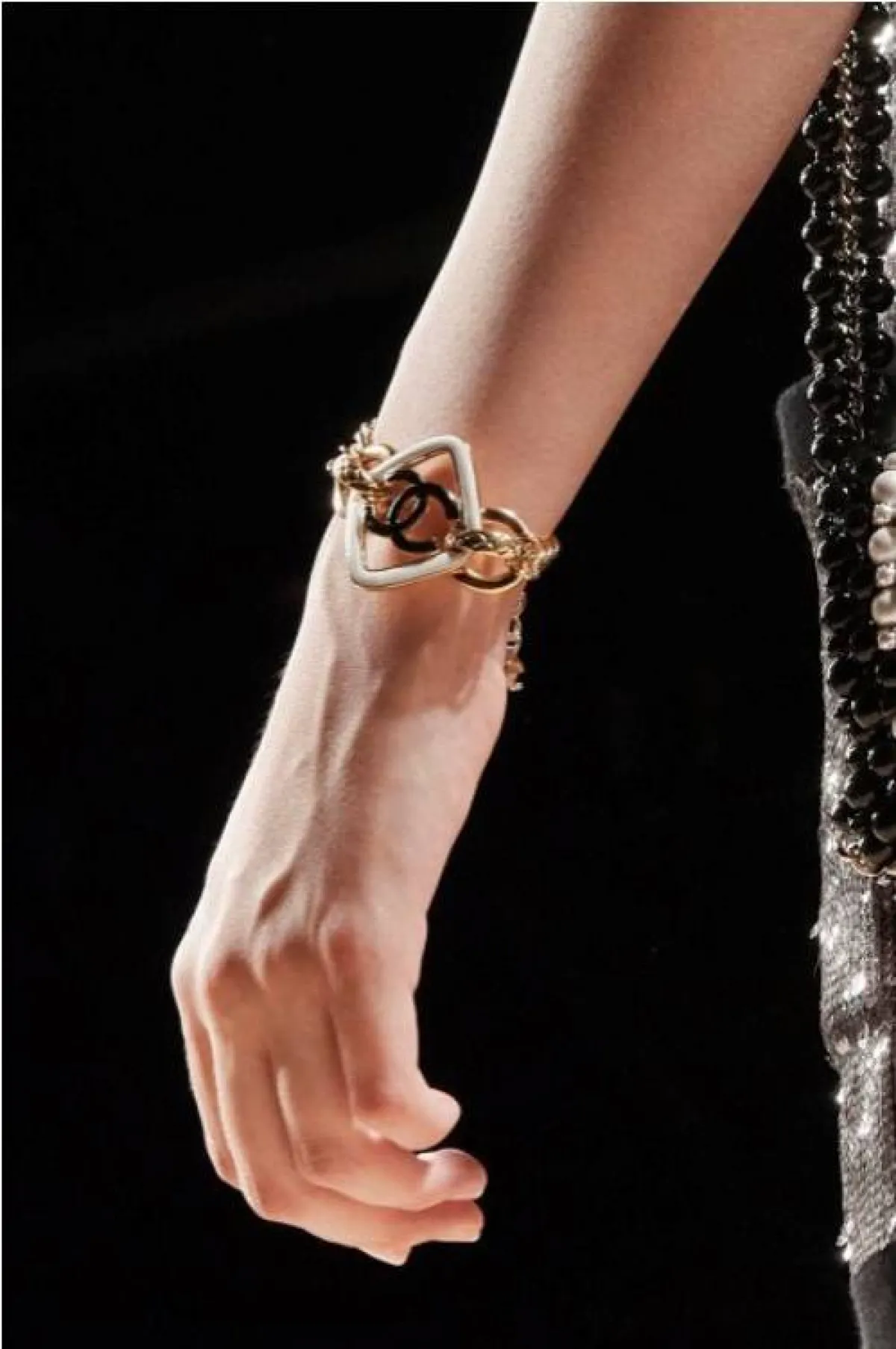 سوار على شكل طبقات من شانيل  Chanel