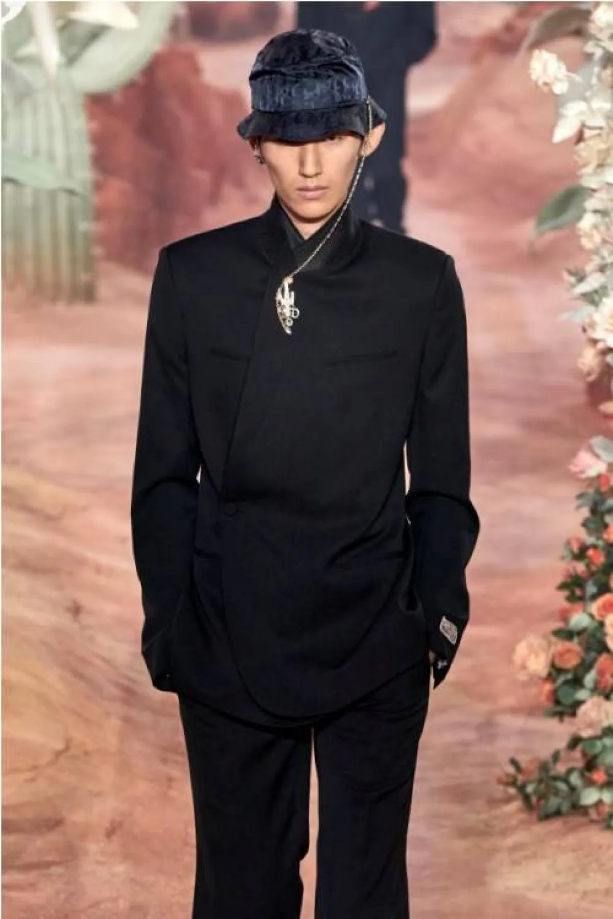 بدلة سوداء من كريستيان ديور  Christian Dior