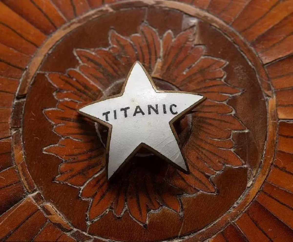 صورة بروش ناجية من كارثة تيتانيك