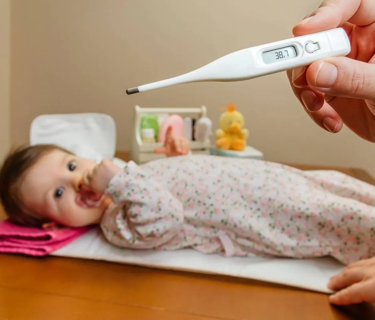 صورة لرضيع يعاني من ارتفاع الحرارة