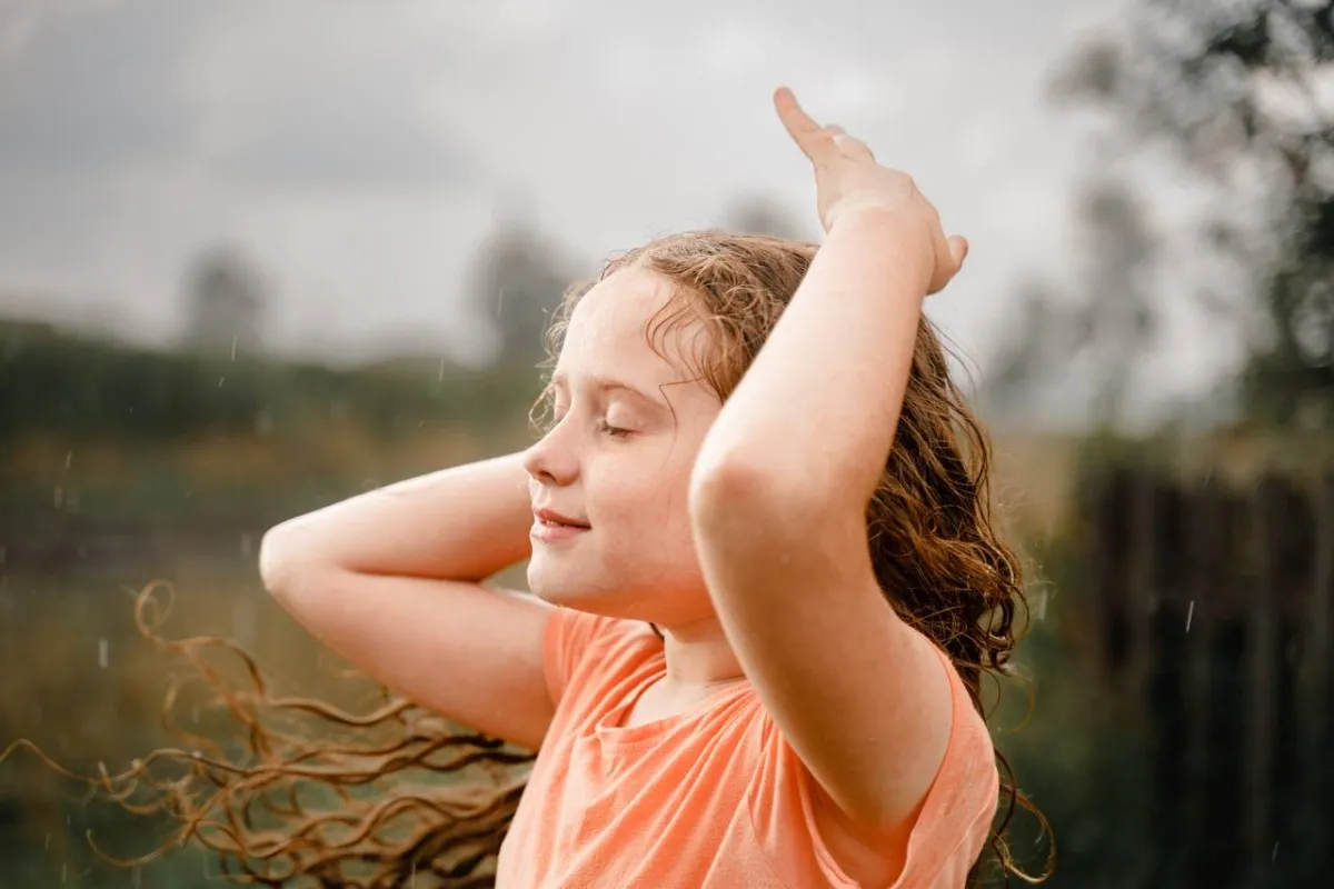 صورة لطفلة تحت الشمس