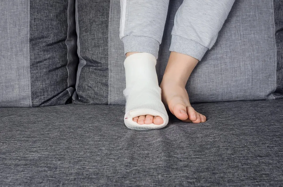طفل يعاني من كسر في القدم