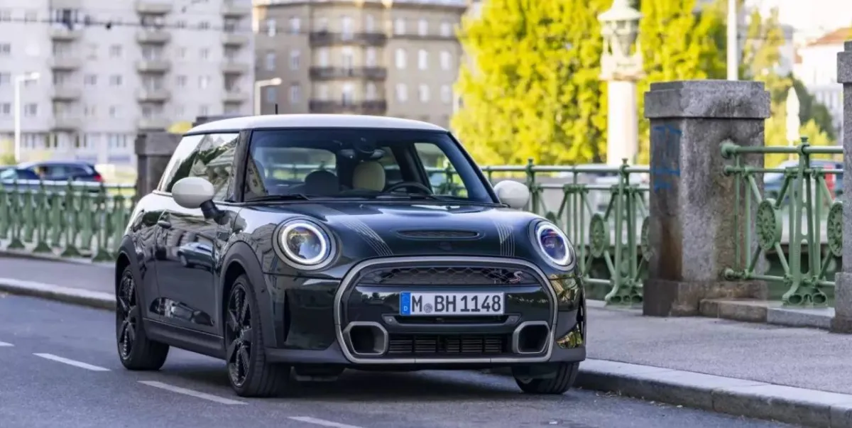 ميني كوبر إس روزولوت 2023 باللون الأخضر