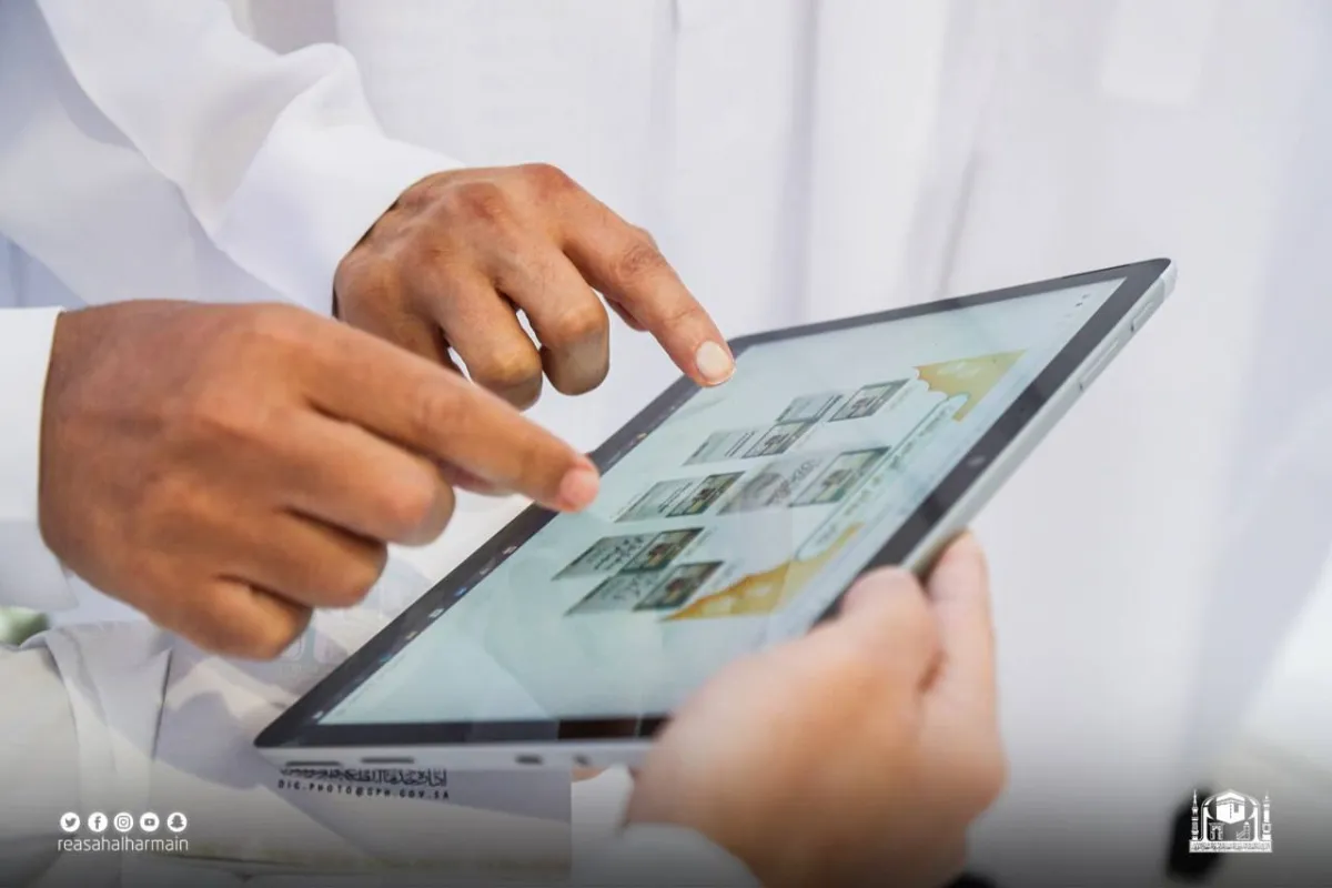 الرئيس العام يدشن كتاب (معالم من الحرمين) بخمس لغات عالمية