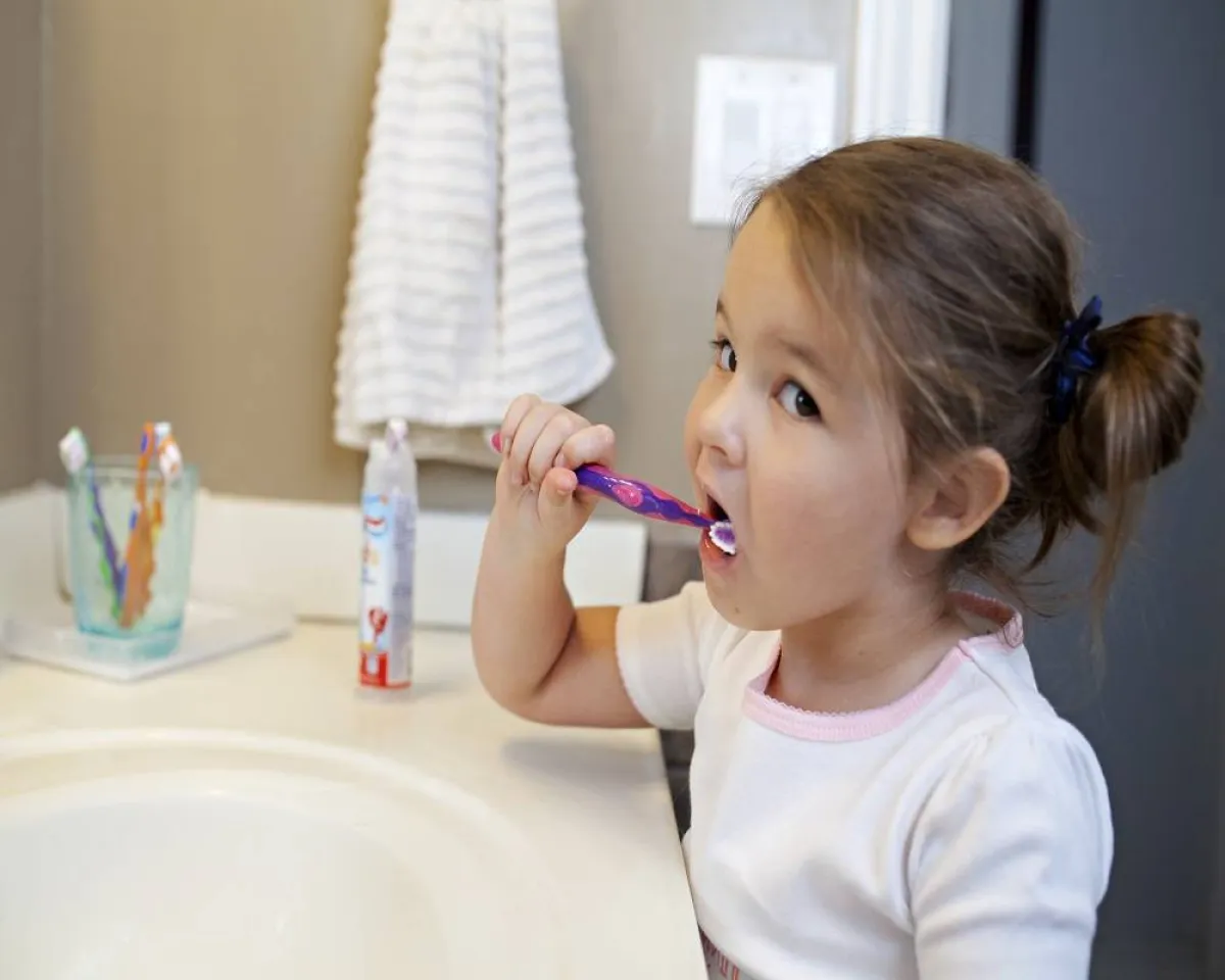 صورة لطفلة تقوم بغسل أسنانها