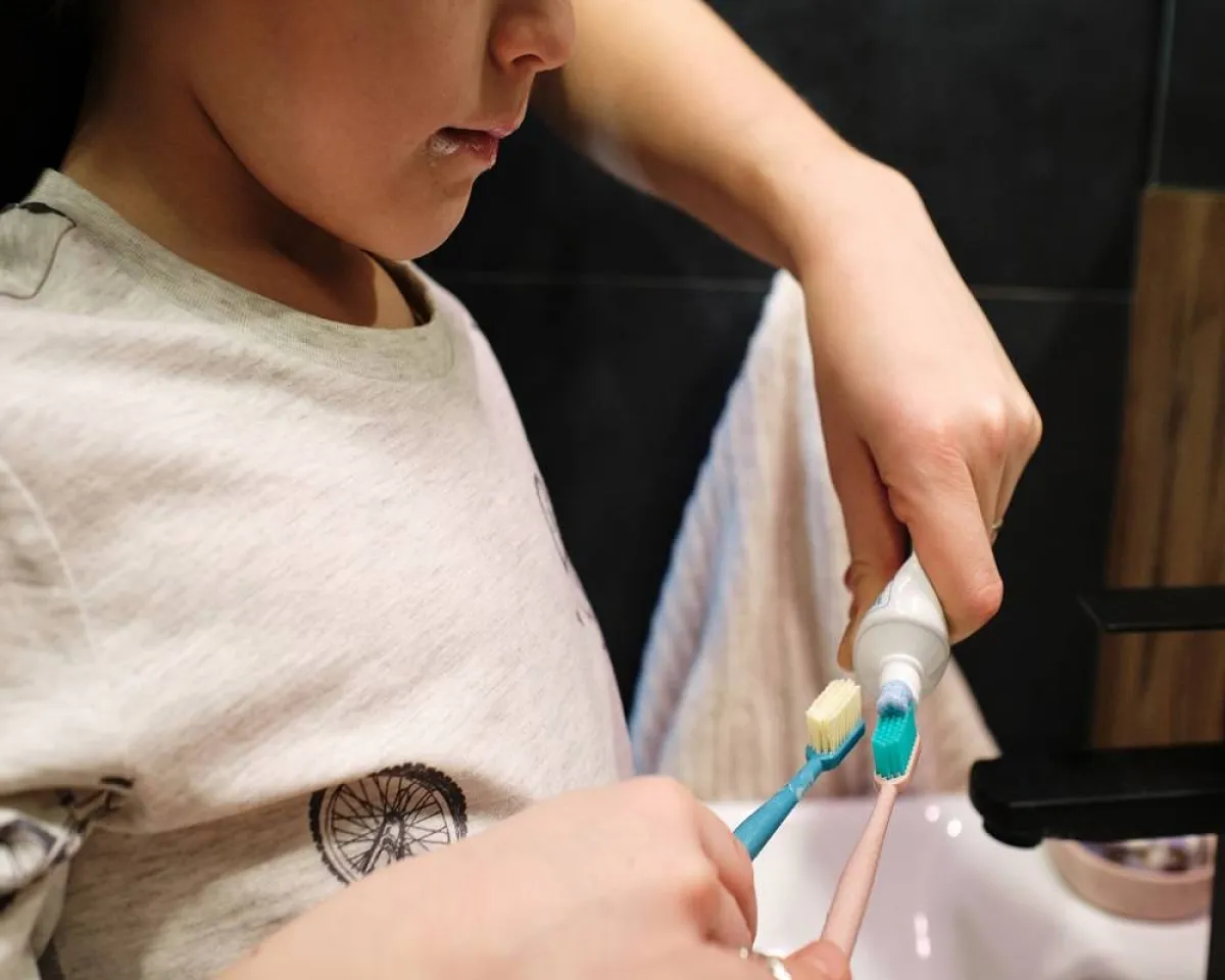 صورة لطفلة تنظف أسنانها