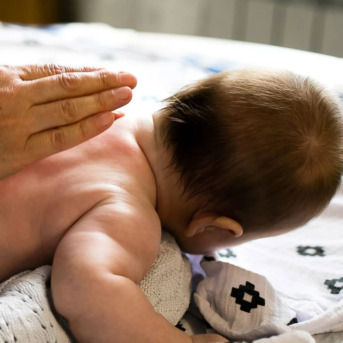 صورة لرضيع تدلكه أمه بزيت الخروع