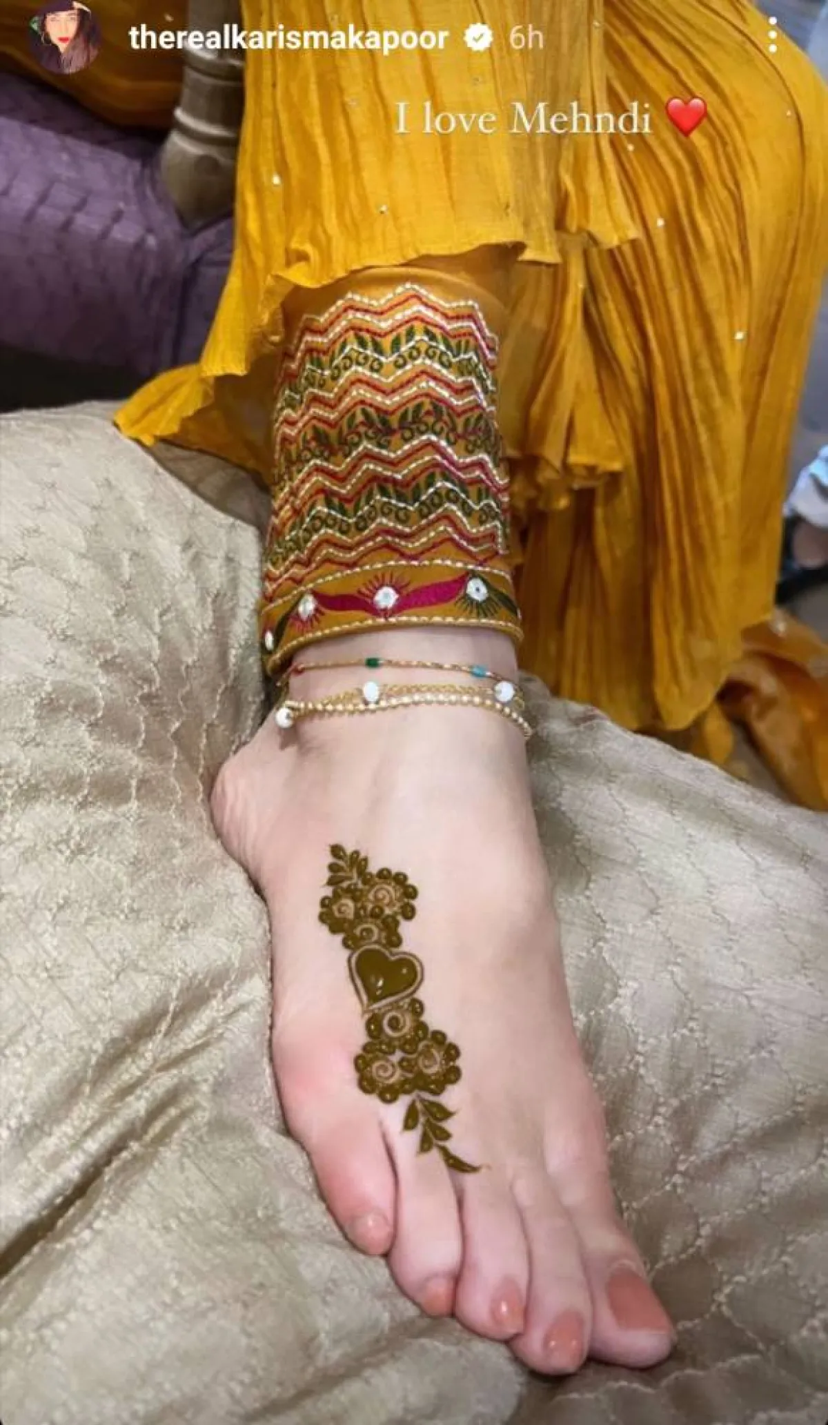 كاريشما كابور في المهندي- الصورة من قصص إنستغرام كاريشما كابور