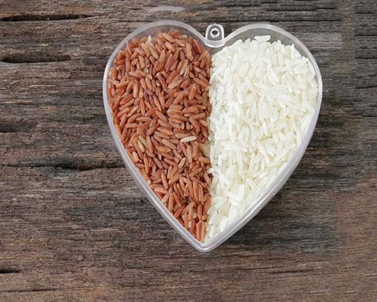 صورة لطبق من الأرز البني والأرز الأبيض