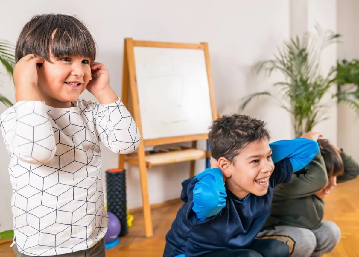 صورة لأطفال يستمتعون بالتمارين في المنزل