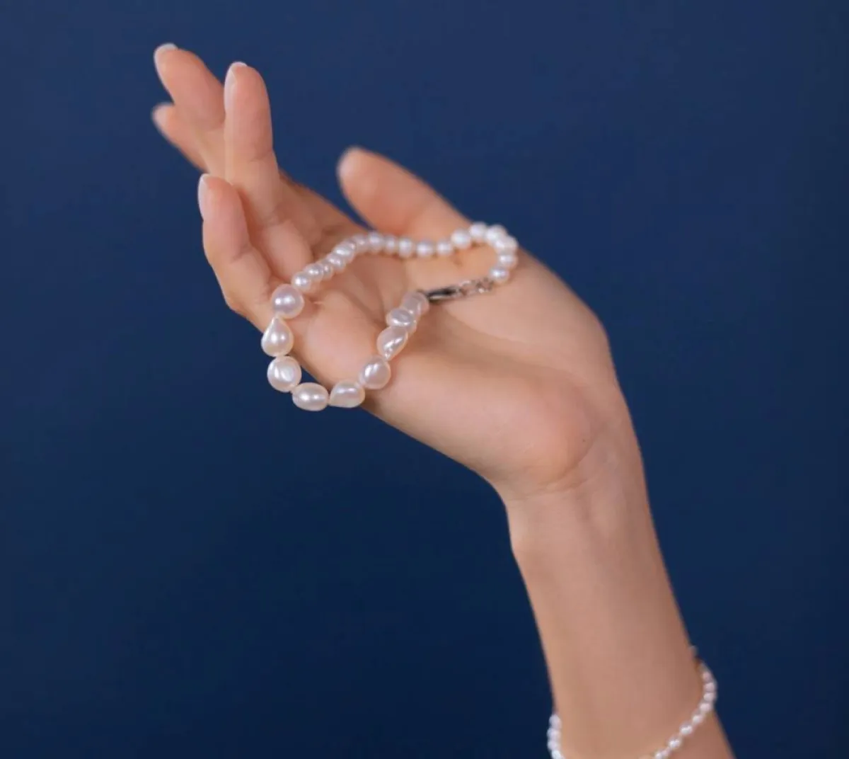 صورة لآلئ في معصم الفتاة