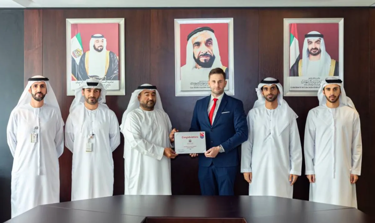 جمارك أبوظبي تحصل على تصنيف أفضل بيئة عمل - الصورة من وام