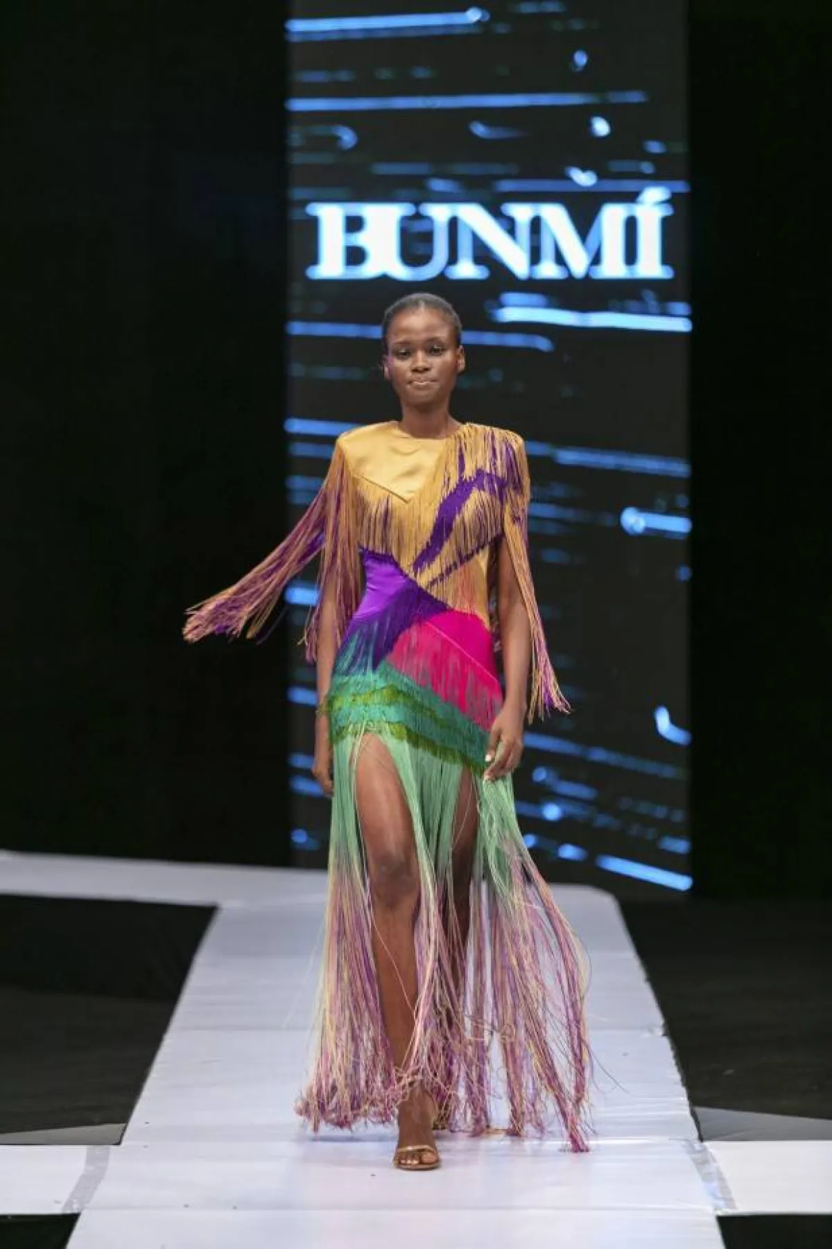 أزياء مزيّنة بالشراشيب