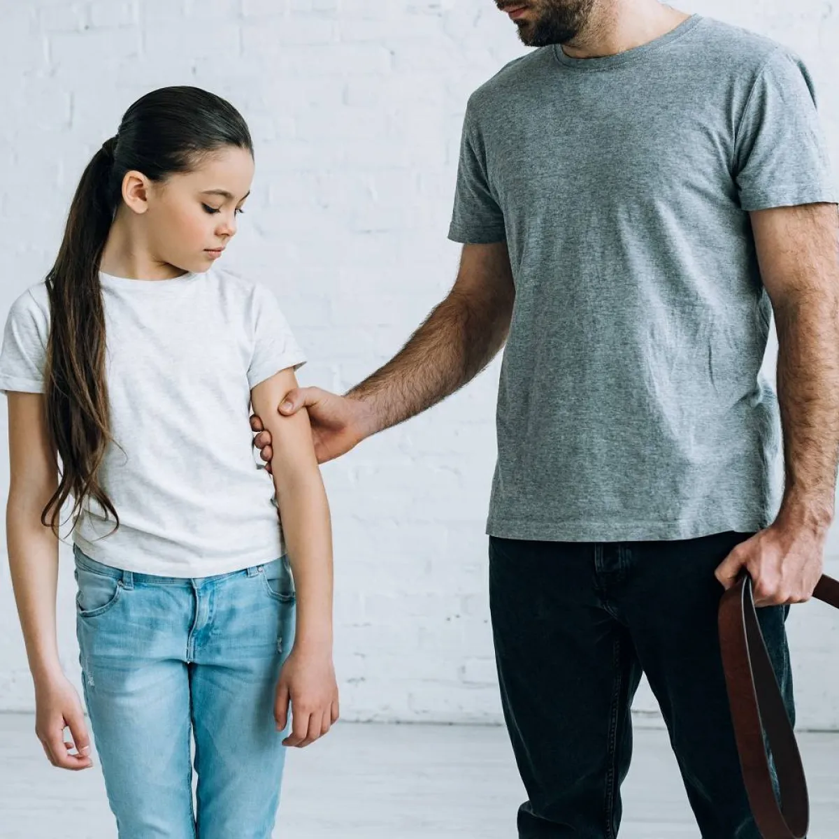 صورة لأب  يعاقب طفلته