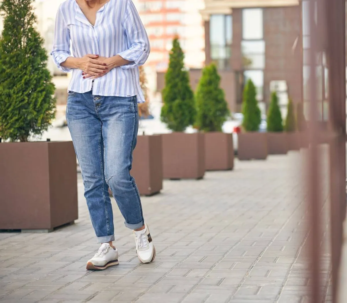 صورة لامرأة تتألم