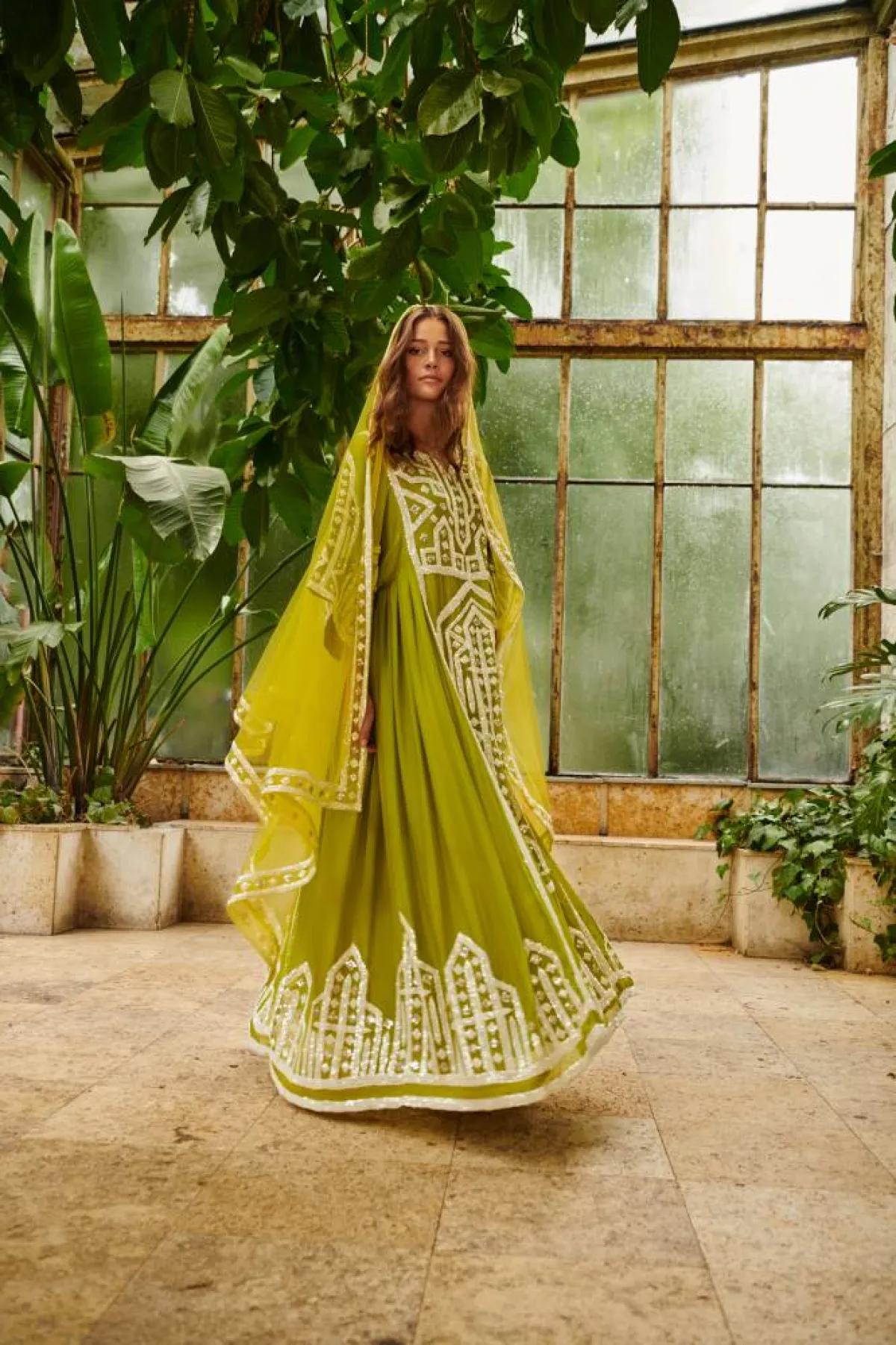 المصمّمة بثينة الزدجالي: وطني عمان هو الأكثر إلهاماً بالنسبة لي بجمال تراثه ومناظره الطبيعية الفريدة