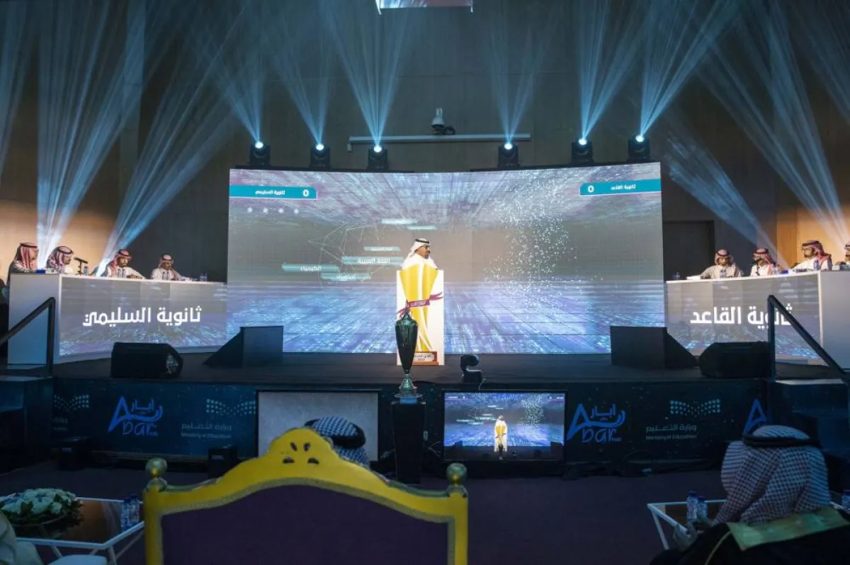 أمير منطقة حائل يتوج الفائزين بمسابقة "لمن الكأس 2022" التعليمية  - الصورة من حساب إمارة حائل على تويتر