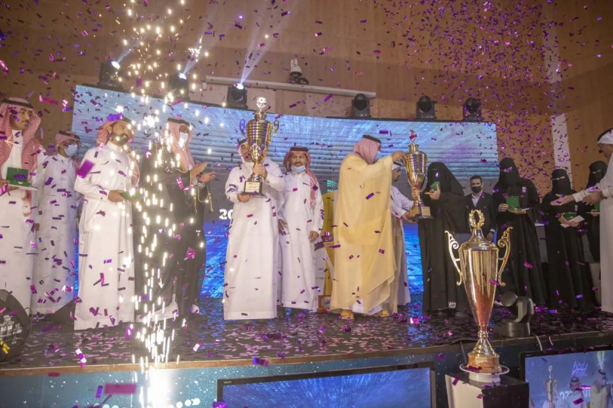 أمير منطقة حائل يتوج الفائزين بمسابقة "لمن الكأس 2022" التعليمية  - الصورة من حساب إمارة حائل على تويتر