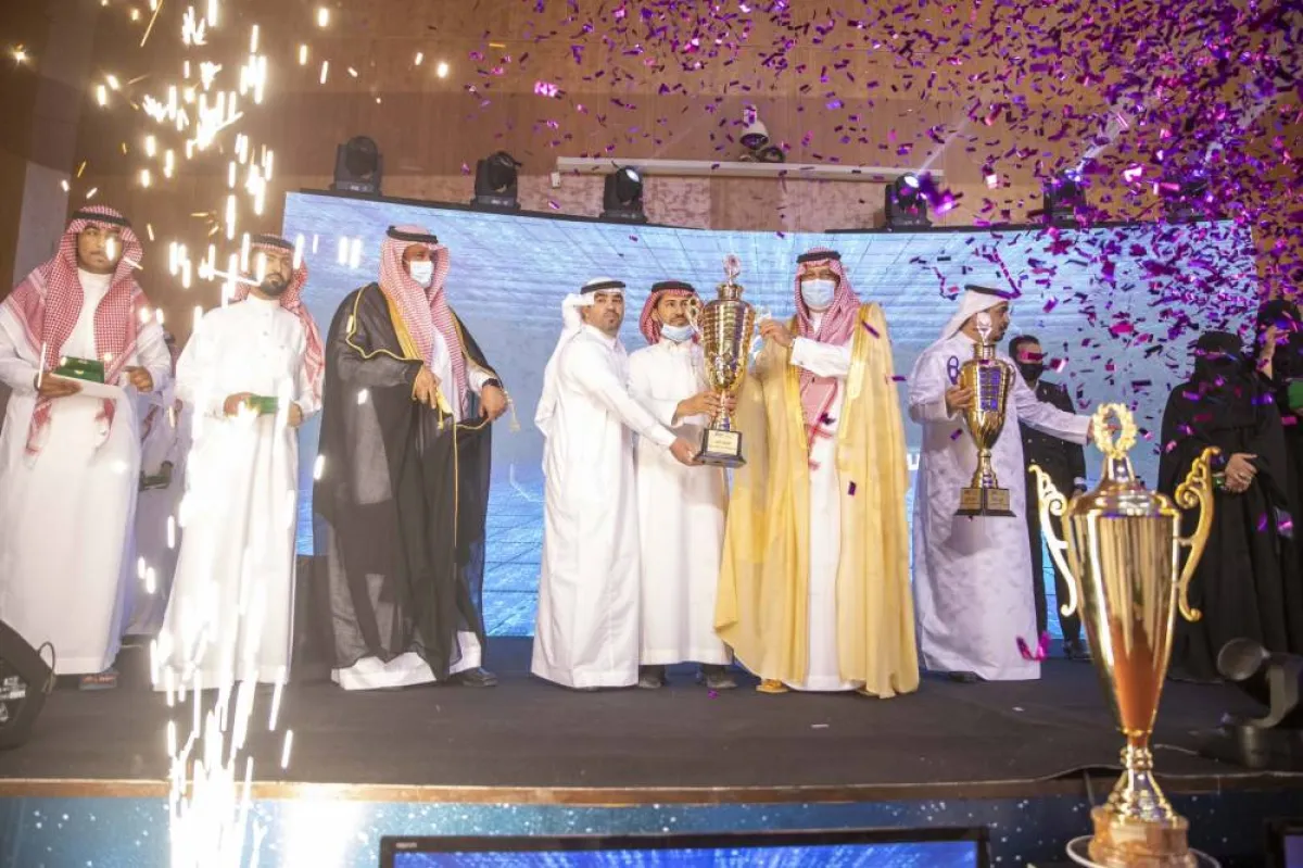 أمير منطقة حائل يتوج الفائزين بمسابقة "لمن الكأس 2022" التعليمية  - الصورة من حساب إمارة حائل على تويتر