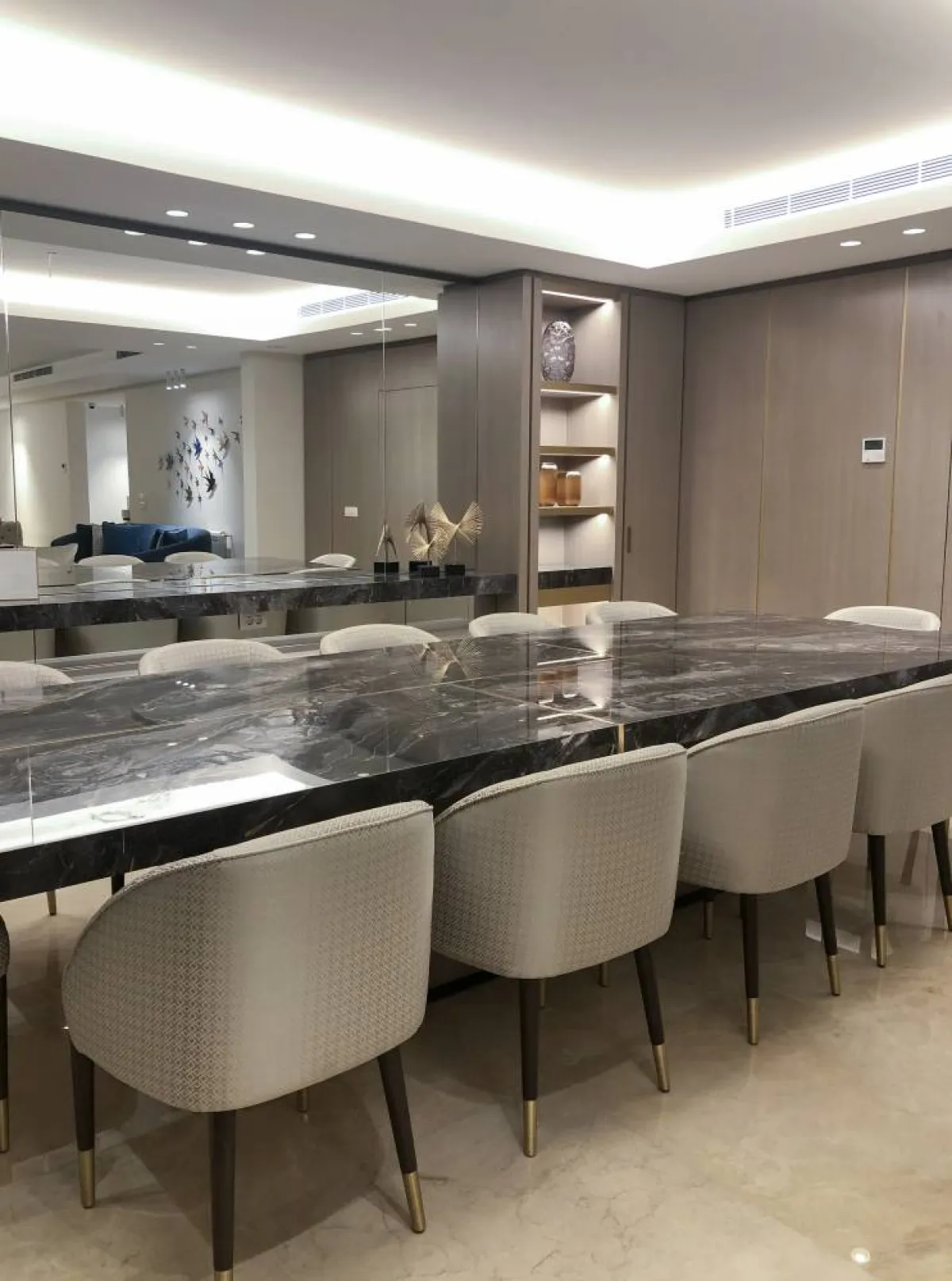 الألوان الحيادية تضفي لمسات هادئة في المساحة