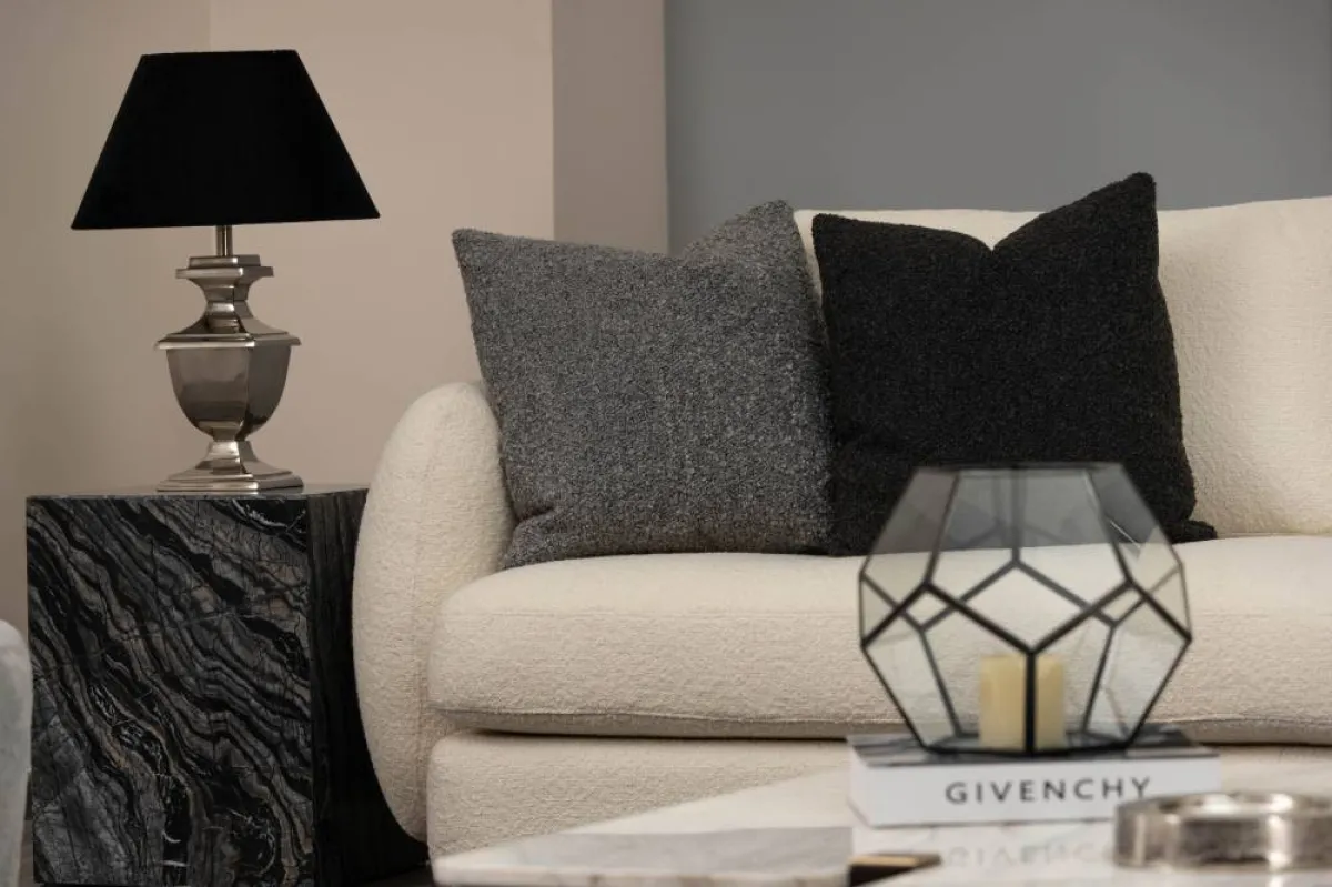 من اللافت اعتماد تدرّجات عدة من الألوان الحياديّة في المنزل