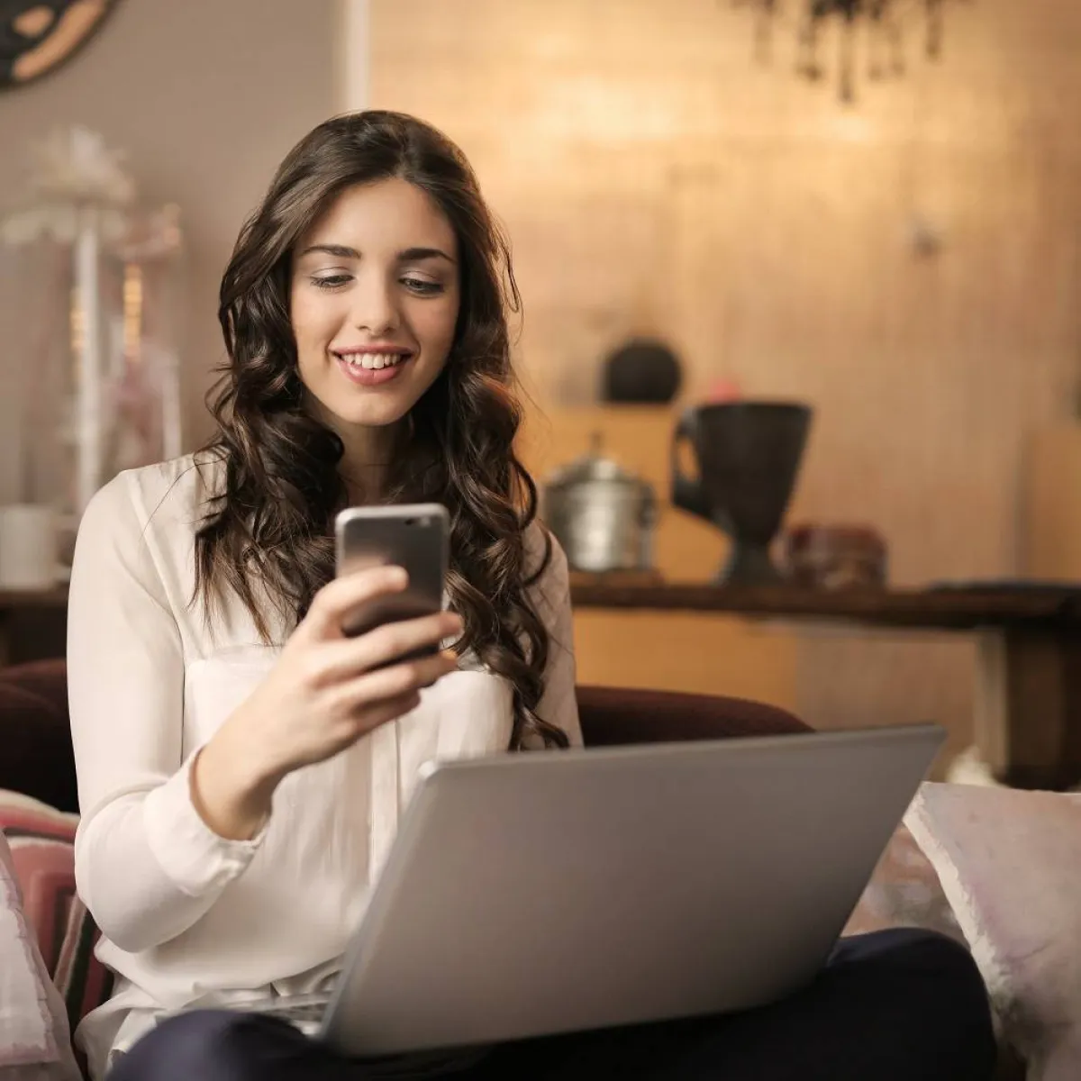 صورة لحامل تطالع جوالها