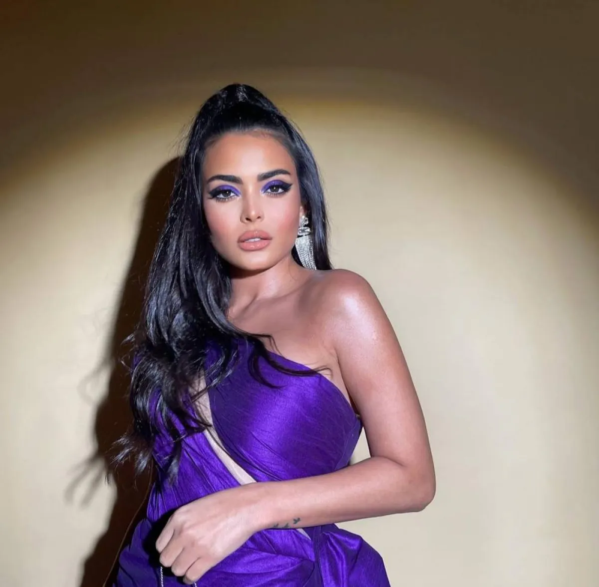 مكياج عيون بنفسجي على طريقة أسماء جلال