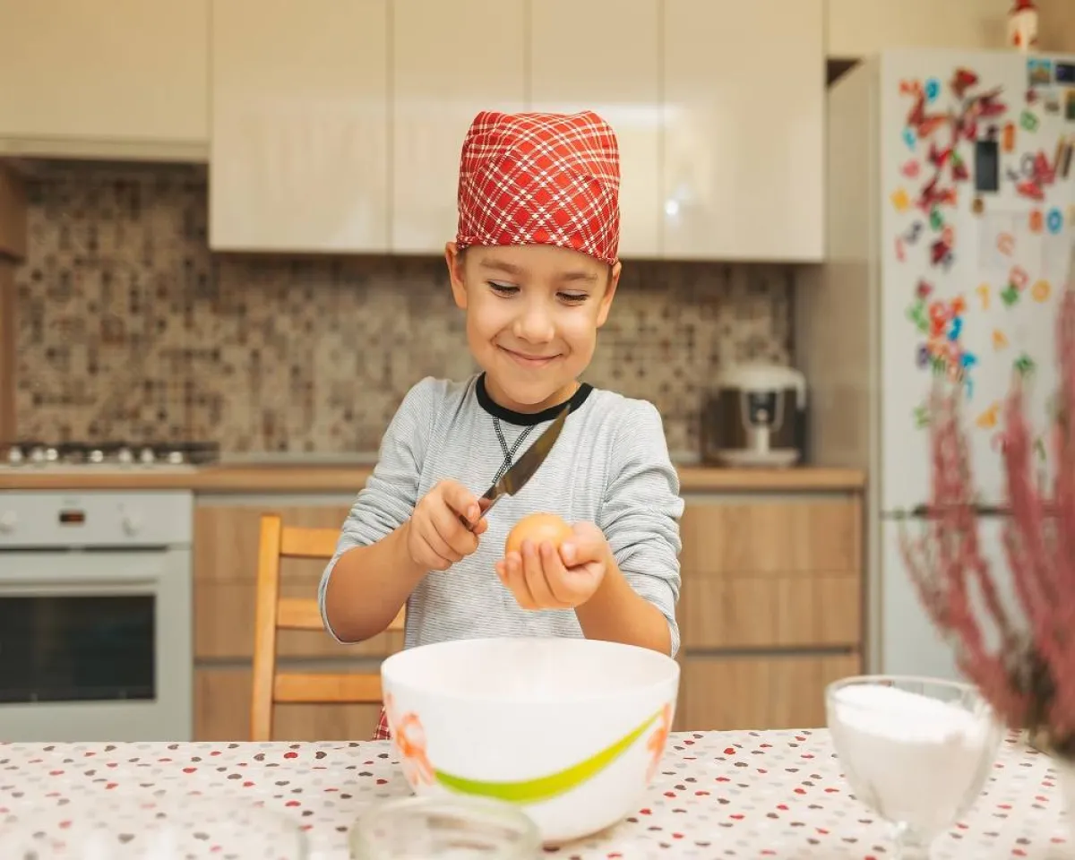 صورة لطفل يحضّر البيض