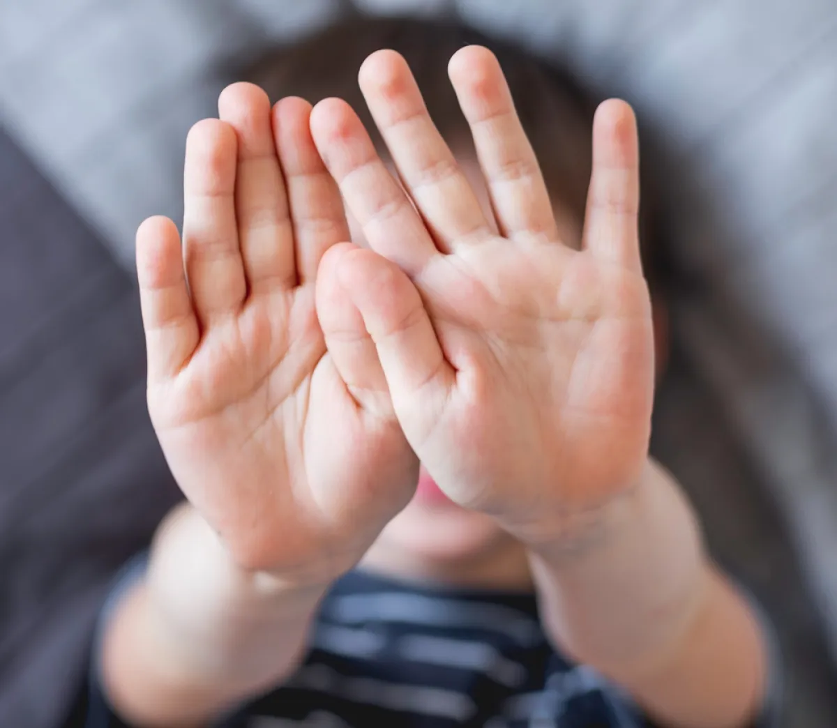 حيل بسيطة تقنعين طفلك من خلالها بتناول الدواء؟