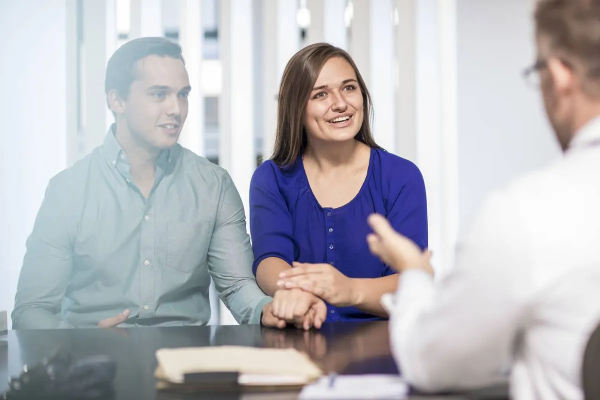 صورة لزوجين عند الطبيب